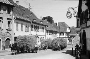 Riegel: Hauptstraße mit Heuwagen, rechts Aushängeschild