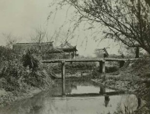 China. Hang-Tschou (Hangzhou) nahe der Jangtse-Mündung. Steinplatten-Brücke bei Kaochiao, dahinter ein Tempel des Freudengottes, links blühendes Bohnenfeld