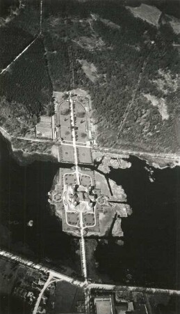 Moritzburg. Schloss Moritzburg (1723-1733; M. D. Pöppelmann) mit Garten und Jagdforst. Luftbild-Schrägaufnahme von Südwest
