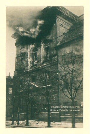"Straßenkämpfe in Berlin. Artillerie-Volltreffer im Marstall."