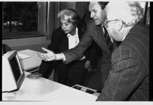 Ahrensburg: Hermann-Löns-Straße: PC-Labor für Bürokommunikation: Einweihung: Bürgervorsteherin Maria Heitmann, Kreispräsident Hubert Priemel und Bürgermeister Manfred Samusch vor Bildschirm
