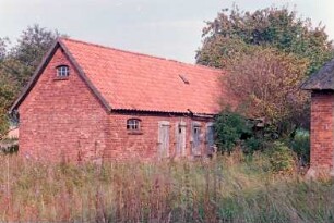 Altfresenburg 5: Landarbeiter-Mehrfamilienkate, Backsteinmauerwerk mit Reetdach [rechts, angeschnitten]: rückwärtiges Stallgebäude