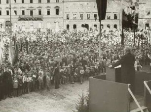 Volksbegehren, 23. Mai - 13. Juni 1948 : Großkundgebung vor dem Japanischen Palais in Dresden, am Rednerpult Prof. Hermann Kastner (LDPD)