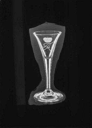 Stengelglas (mit FA-Monogramm unter Kurhut) aus Schloß Moritzburg