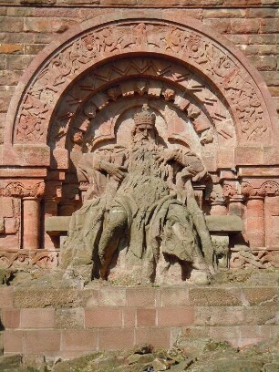 Kaiser Barbarossa im Kyffhäusergebirge : Unterhalb des Kyffhäuser-Monumentaldenkmals sitzt der in Stein gehauene Kaiser Barbarossa, aufgenommen am 28. April 2012