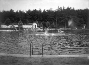 Langebrück (Dresden-Langebrück). Germaniabad (Waldbad). Badebecken gegen Umkleidekabinen