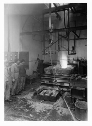Industrie-Kraftwerk. Vier Arbeiter in einer Werkstatt (Arbeitsvorgang unbekannt) : Lauta (Niederlausitz). Industrie-Kraftwerk. Vier Arbeiter in einer Werkstatt (Arbeitsvorgang unbekannt)