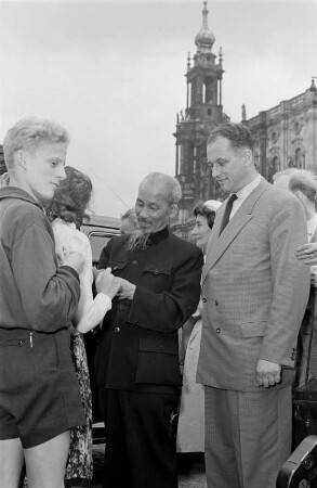 Dresden-Altstadt. Hồ Chí Minh, Präsident der Demokratischen Republik Nordvietnam, auf dem Theaterplatz