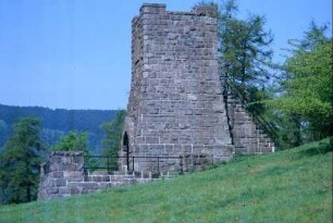Kriegerdenkmal oberhalb des Ortes