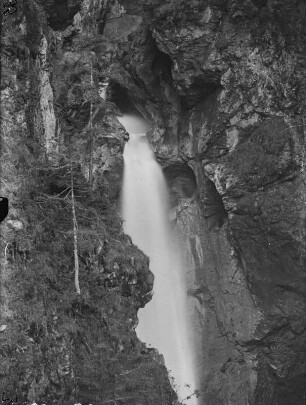 Wasserfall : Blick zu einem Wasserfall am Ausgang des Dietersbachtals.