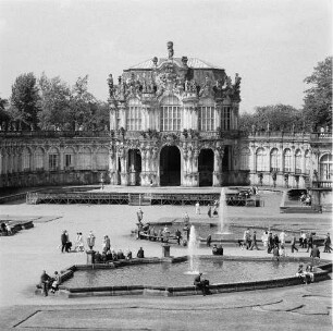 Dresden-Altstadt. Zwinger (1709-1728; M. D. Pöppelmann, B. Permoser). Zwingerhof mit Wallpavillon