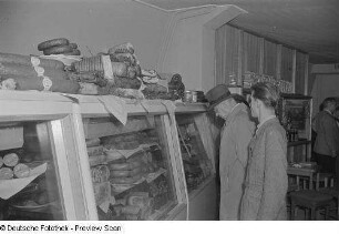 Besucher an einem Messestand mit Lebensmitteln (Wurst- und Fleischwaren)