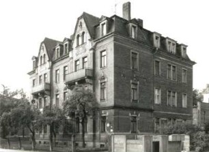 Dresden-Löbtau, Waldheimer Straße 4. Wohnhaus (1895/1900)