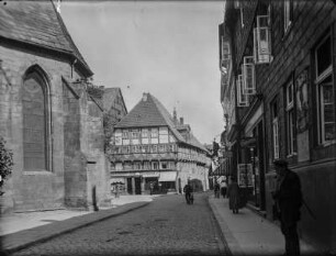 Emmernstraße : Blick entlang der Emmernstraße, links Kirche