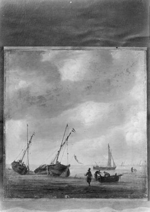 Ruhige See mit Segelschiffen