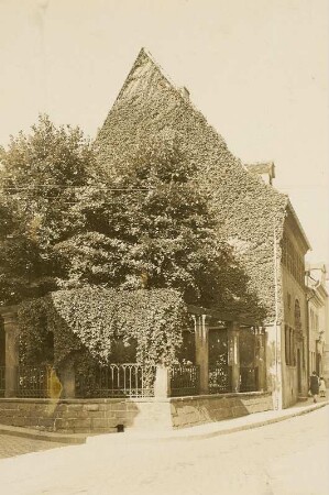 Eisleben, Luthersstraße 16. Luther-Geburtshaus (1401/1500, 1689 abgebrannt, 1693 Neubau). Giebelseite mit Einfriedung