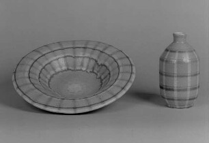 Vase : Teller und Vase (1. H. 20. Jh.; K. Feuerriegel)