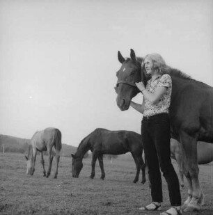 Leimenhof (Landkreis Fulda)? Renate Gärtner (geb. 1952; Leichtathletin) auf einer Pferdekoppel