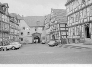 Rotenburg/Fulda: Platz vor dem Schloss, durch Torbogen auf Fachwerkhäuser