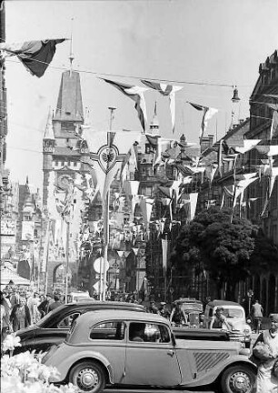 Freiburg i. Br.: Kaiser-Joseph-Straße zum Schauinslandrennen geschmückt