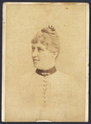 Porträt Marie Wittich : Porträt Marie Wittich (1862-1931; Sopranistin). Fotografie, Cabinet (Albuminpapier auf chamois bezogenem Karton mit Atelieraufdruck) aus dem Atelier von Wilhelm Höffert. Dresden, 1889/1890