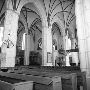 Bernau, Kirchgasse 8. Stadtpfarrkirche St. Marien (um 1240; 1400/1519 Umbau; 1979/1989 Renovierung). Kirchenschiff. Teilansicht mit Gedenktafel für Gustav Adolph von Schweden (1885) und Kanzel (1609)