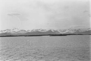 Norwegische Küste : Gebirgsmassiv an der Küste Norwegens.