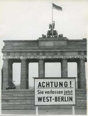Blick von Westen auf das Brandenburger Tor an der Sektorengrenze