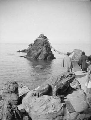 Meoto-Iwa : Meoto-Iwasucher am Meoto-Iwa (Ehemann-Ehefrau-Felsen). Ansicht mit Kröten-Skulptur und Besuchern