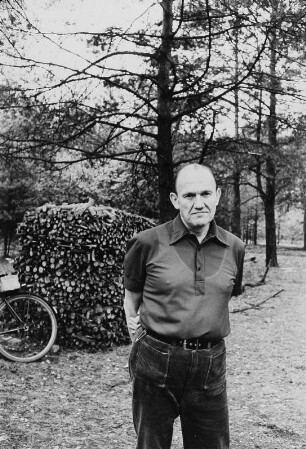 Der Schriftsteller Franz Fühmann (1922-1984) in seinem Garten in Märkisch-Buchholz