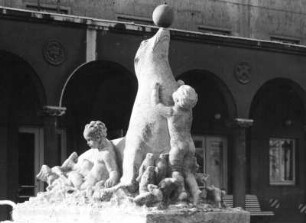 Kinder mit Seehund und Pinguinen : Rost, Otto: Kinder mit Seehund und Pinguinen. Kunststein. um 1936 (?). Döbeln, am Stadtbad