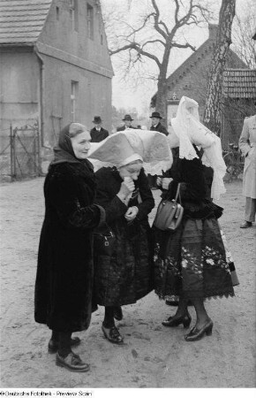 Porträt von Frauen in Spreewaldtracht