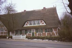 Möllner Landstraße 3: Fachwerkhaus mit Reetdach: traufständige Straßenseite: Teilansicht: Wohntrakt: mit Eingangstür, breiter Gaube: links Quergiebel