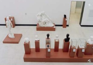 Denkmal für Victor Hugo (Großes Modell) : Raumaufnahme Ausstellungssaal. Ansicht von der Empore über die Gruppe von Büsten und Porträtköpfen zu "Johannes d. T." und "Denkmal für Victor Hugo (Großes Modell)
