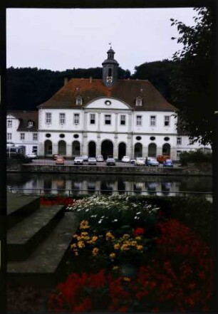 Karlshafen: Rathaus mit Spiegelung im Teich