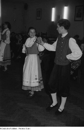 Tanzendes Paar in Tracht beim Kreisausscheid für Volkskunst