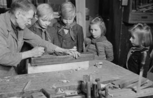 Reportage über Schüler und Lehrer der Schule am Spittelmarkt : Lehrer mit Schülern während des Werk-Unterrichts