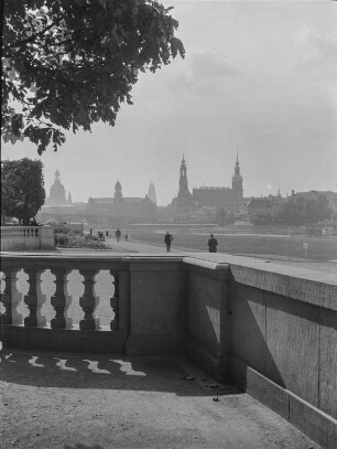 Dresden. Blick vom Neustädter Elbufer auf die Altstadt mit Frauenkirche, Katholischer Hofkirche und Residenzschloss