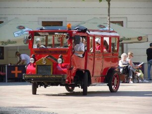 Bratislava - Historischer Omnibus : Mit diesem historischen Omnibus können Touristen eine Stadtrundfahrt unternehmen. Aufgenommen in der Altstadt von Bratislava am 14. Juni 2011