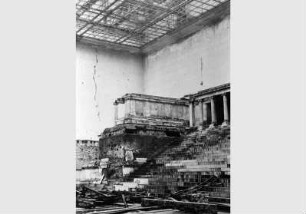 Blick auf den zerstörten Pergamonaltar im Pergamonmuseum