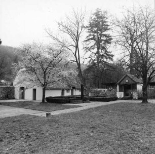 Carl-Maria-von-Weber-Gedenkstätte, ehemaliges Winzerhaus : Dresden-Hosterwitz, Dresdner Straße 44. Carl-Maria-von-Weber-Gedenkstätte. Nebengebäude (1751/1800). Ansicht mit Garten