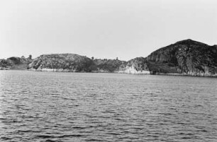 Fjord : Felsformation am Ufer eines Gewässers.