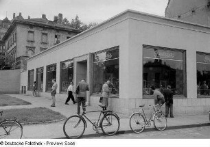 Passanten betrachten die Schaufenster des Fahrradgeschäftes "Preisser" an der Gabelsbergerstraße