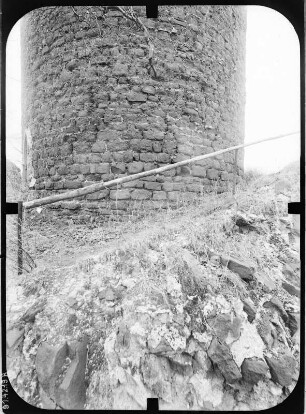 Herrmannsacker. Ruine der Ebersburg (um 1181). Bergfried (Teilansicht)