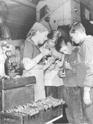 Junge Pioniere begutachten im VEB Automobilwerk "Wartburg" Eisenach Maschinenteile