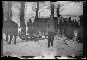 bei Illawcze (=Ilavche, Ukraine) an der Verkehrsstelle: Russischer Soldat ("russischer Artillerist") in Uniform vor der Hütte für Tauschverkehr