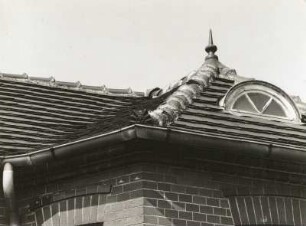 Schleife, Friedensstraße 41. Gehöft. Um 1900/1910. Wohnhaus mit Durchfahrt. Dachabschluß des Erkerrisalits