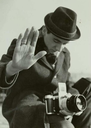 Fotograf Gerhard Döring (Deutsche Fotothek) aufnahmebereit mit Praktisix