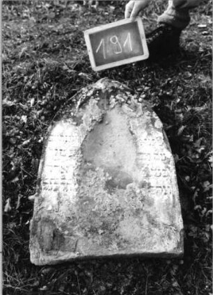 Grabstein 191 (Index: 100090518) Material: Sandstein Zustand: beschäd. /abgeblätt. m. großem Textverlust Maße HxBxT: 77x46x12 cm Beschreibung: Stele, Spitzbogenabschluß: Grabstein 191