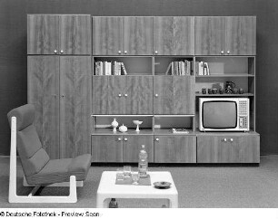 Sessel mit hoher Rückenlehne (Modell EW 3377/1) : Wohnzimmermöbel. Anbauwand "Carat" (1976; VEB Möbelkombinat Berlin (MKB)) und Sessel mit hoher Rückenlehne aus Sophienau